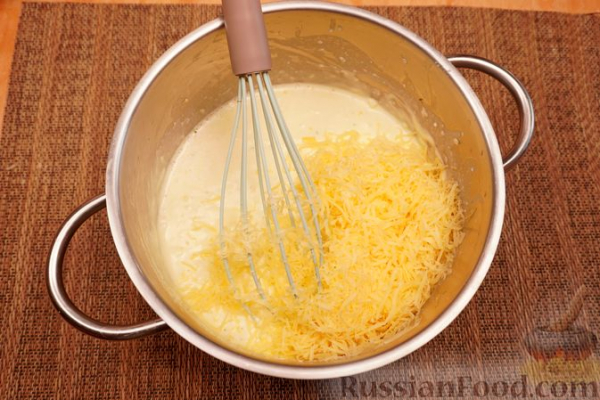 Пицца с курицей, грушей, орехами и соусом Алонсо