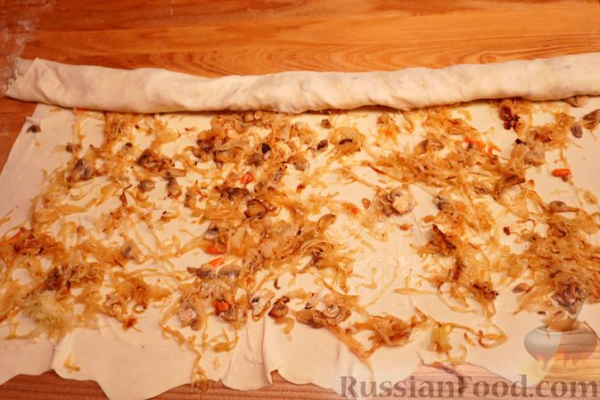 Слоёная вертута с квашеной капустой и грибами